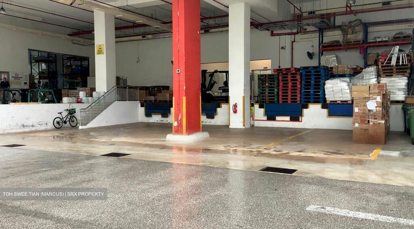 Form Industrial Building (D18), Factory #453093121